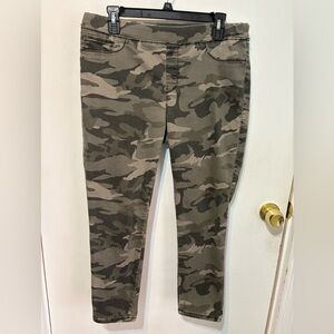 Trendy Pull on Camouflage Jeans for Women, 3 pockets. Size Large